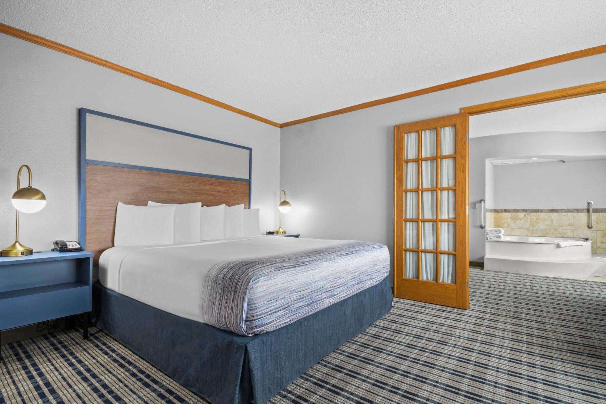 Superior One Bedroom King Suite - Non-Smoking,1699014138:JPEG