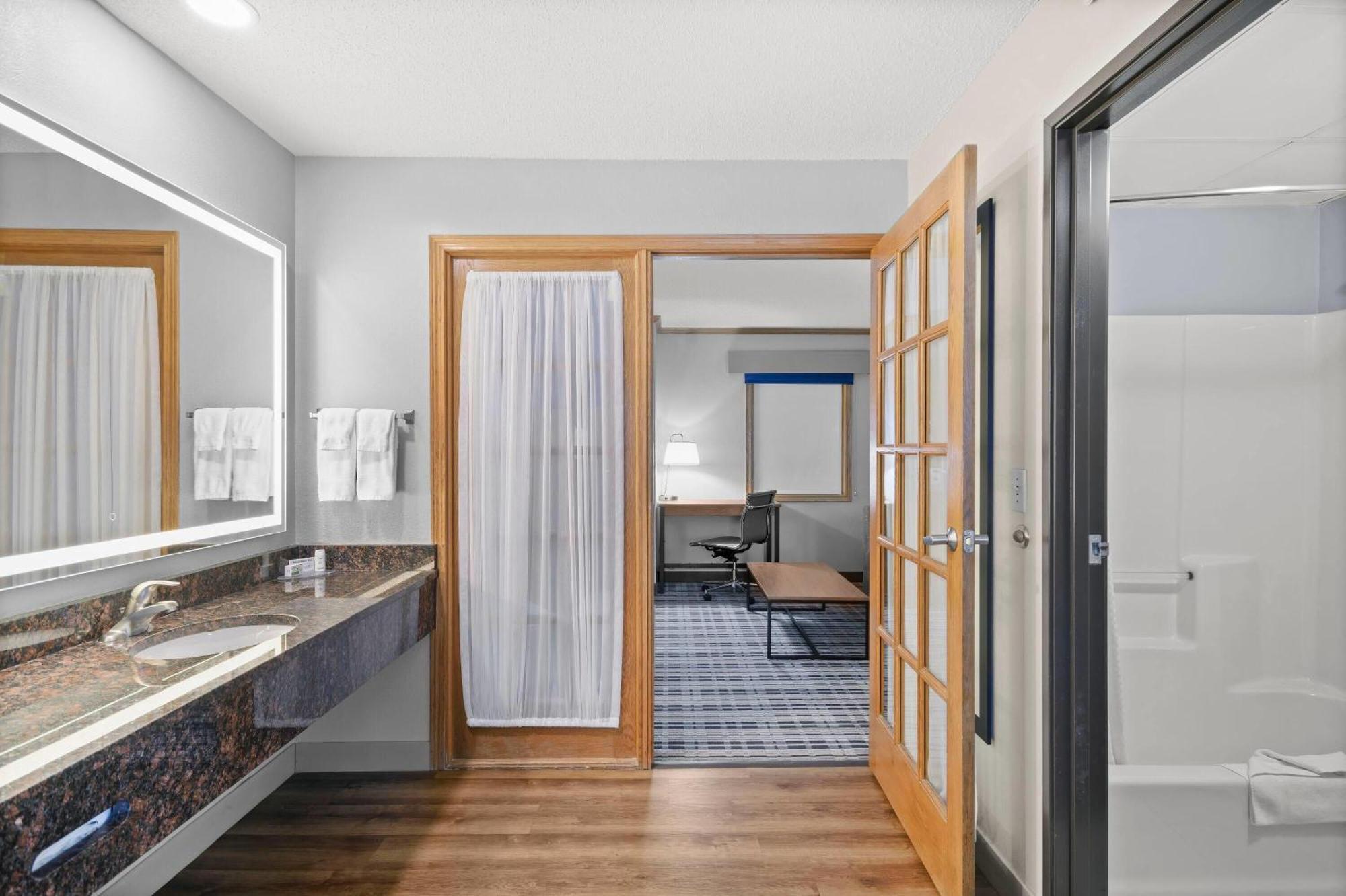 One Bedroom  King Suite - Non-Smoking,1699014143:JPEG
