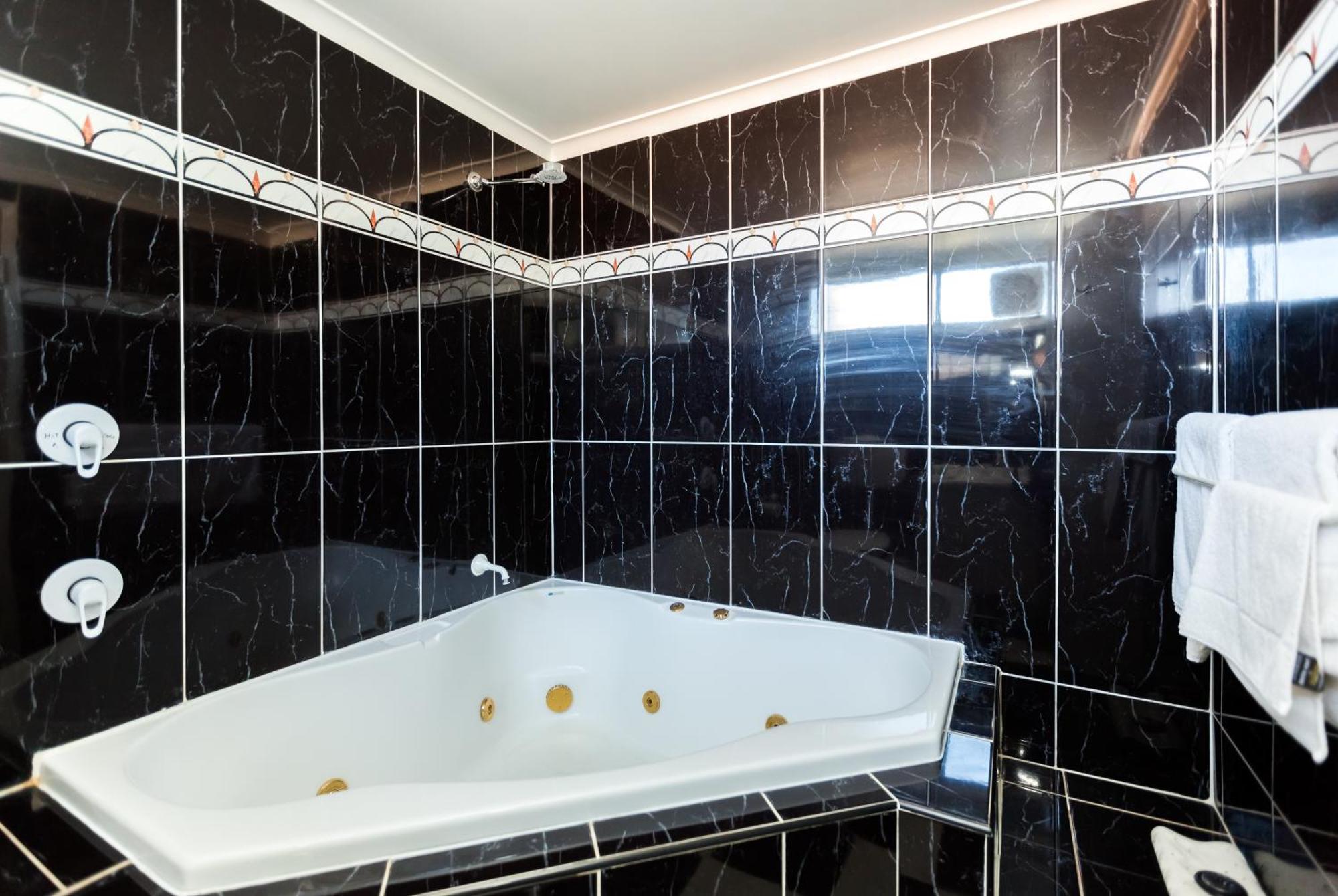 King Room Spa Bath,1770896604:JPEG