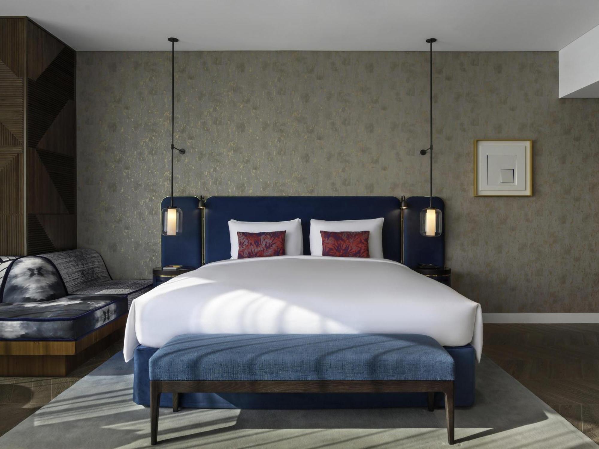 Studio mit Kingsize-Bett und Blick auf die Skyline des Yachthafens