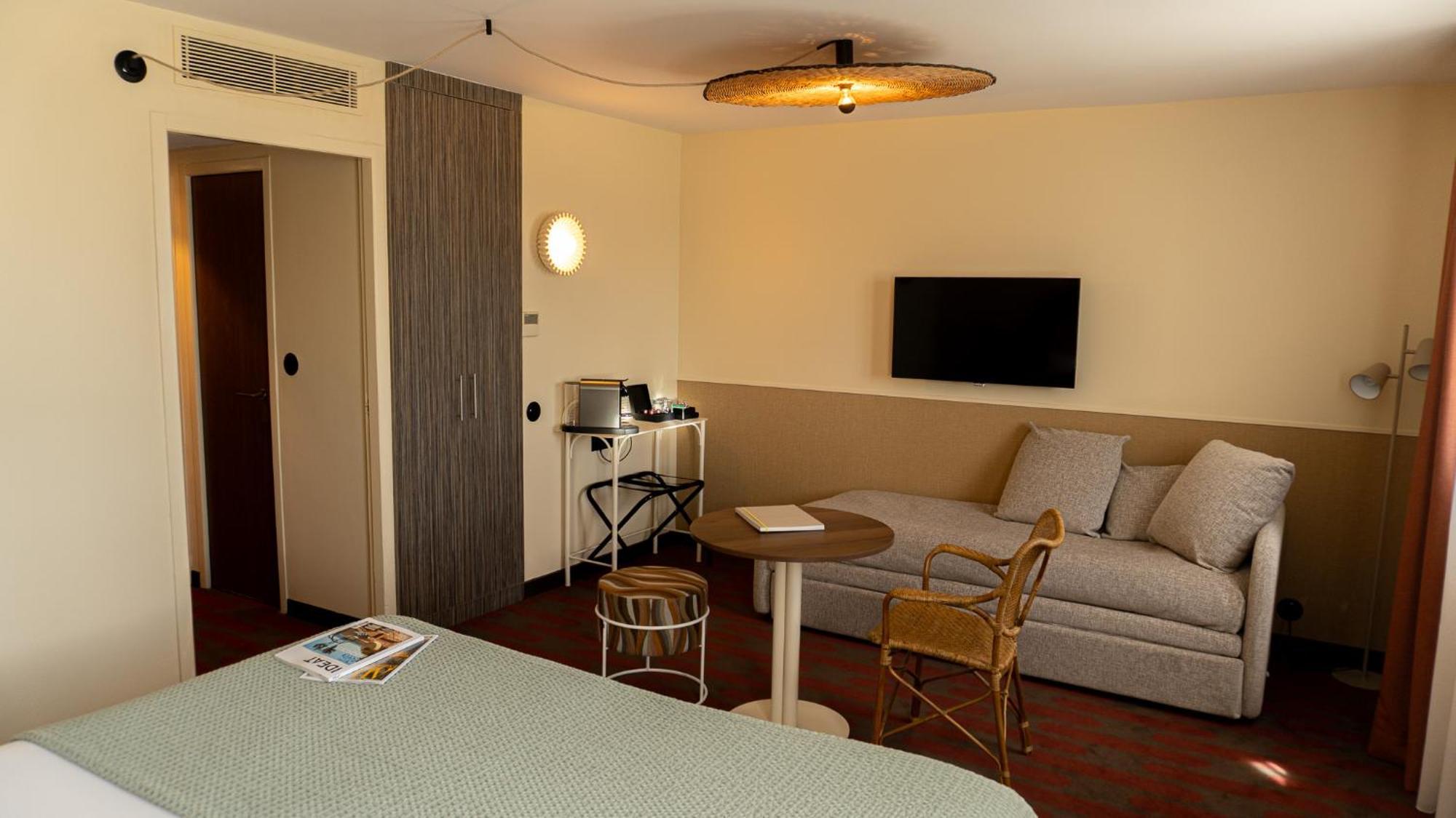 Junior Suite with One Double and One Sofa Bed,1710582483:JPEG