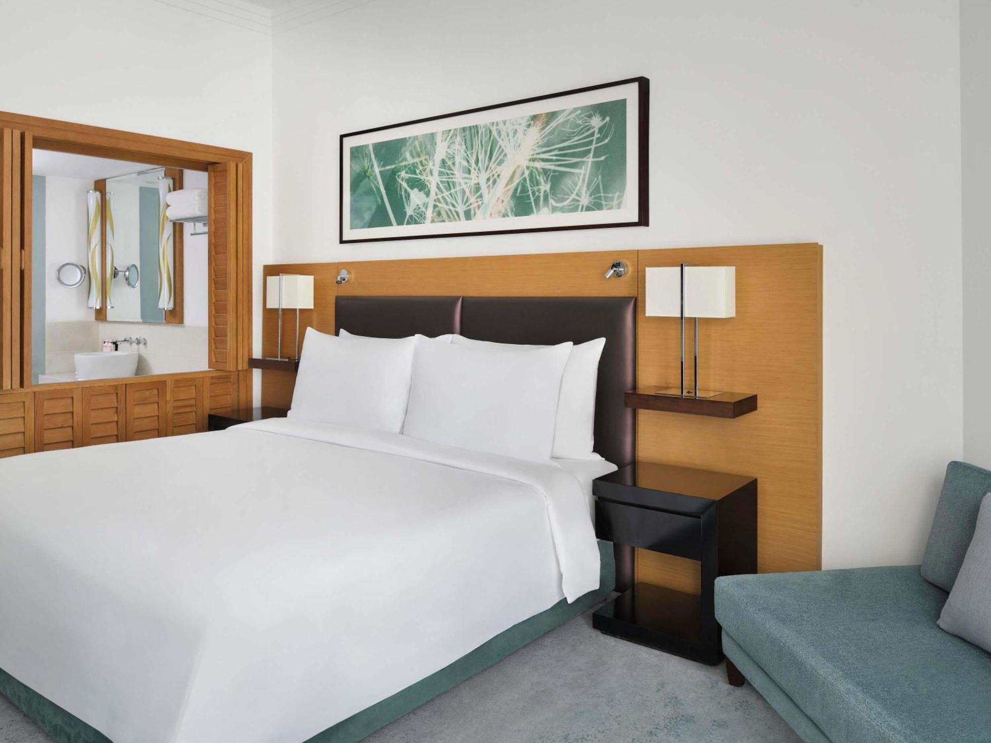 Executive King Balcony Lounge Access Refreshments & Evening drinks Canapés,1717033045:JPEG