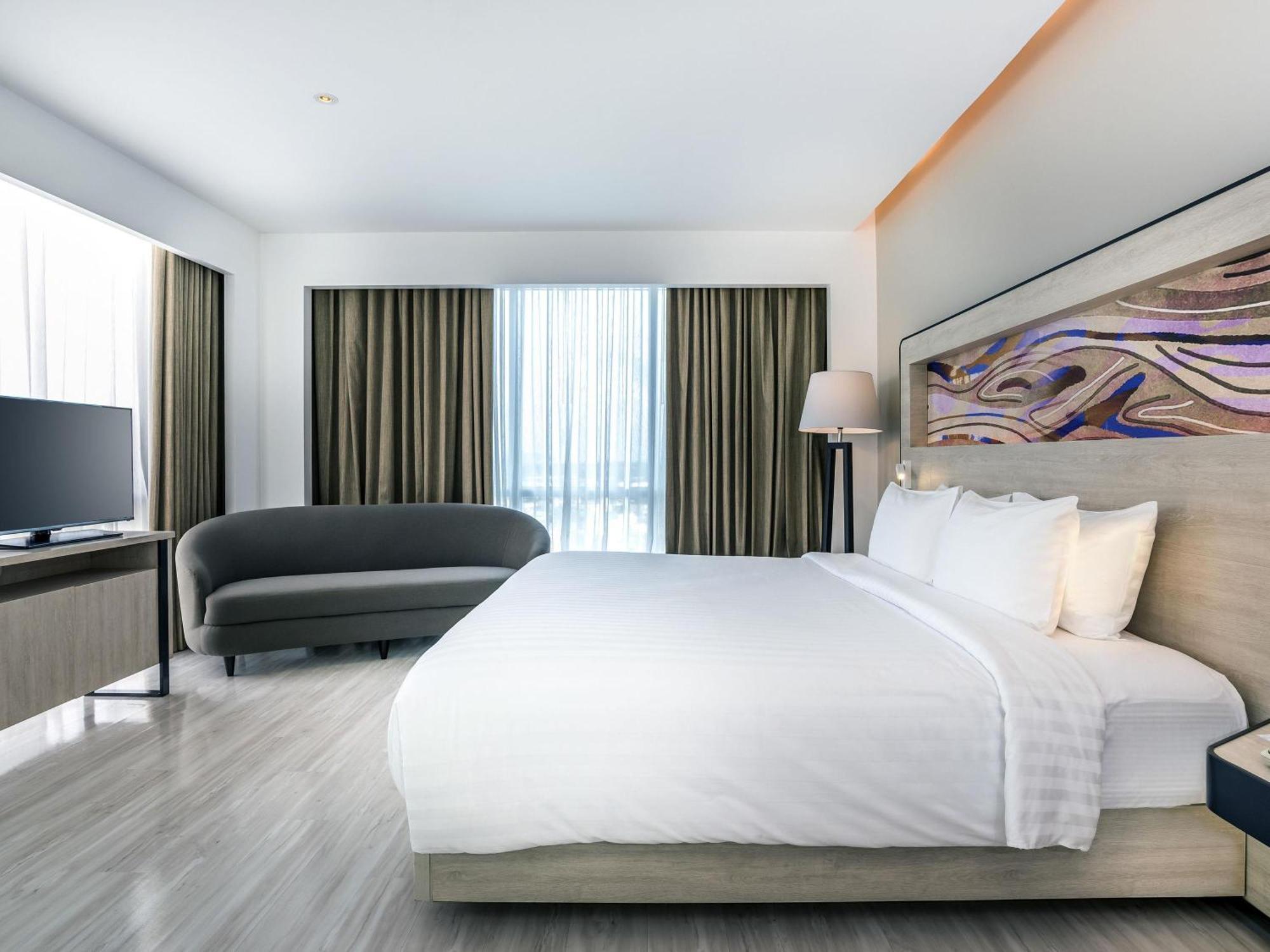 Executive Suite,1717035384:JPEG