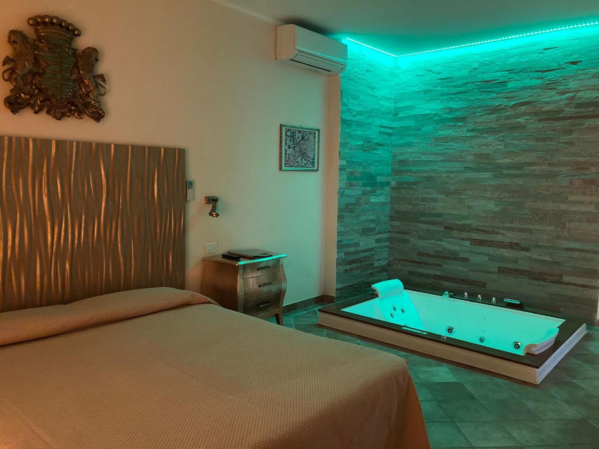 Queen Suite with Spa Bath,1731498234:JPEG