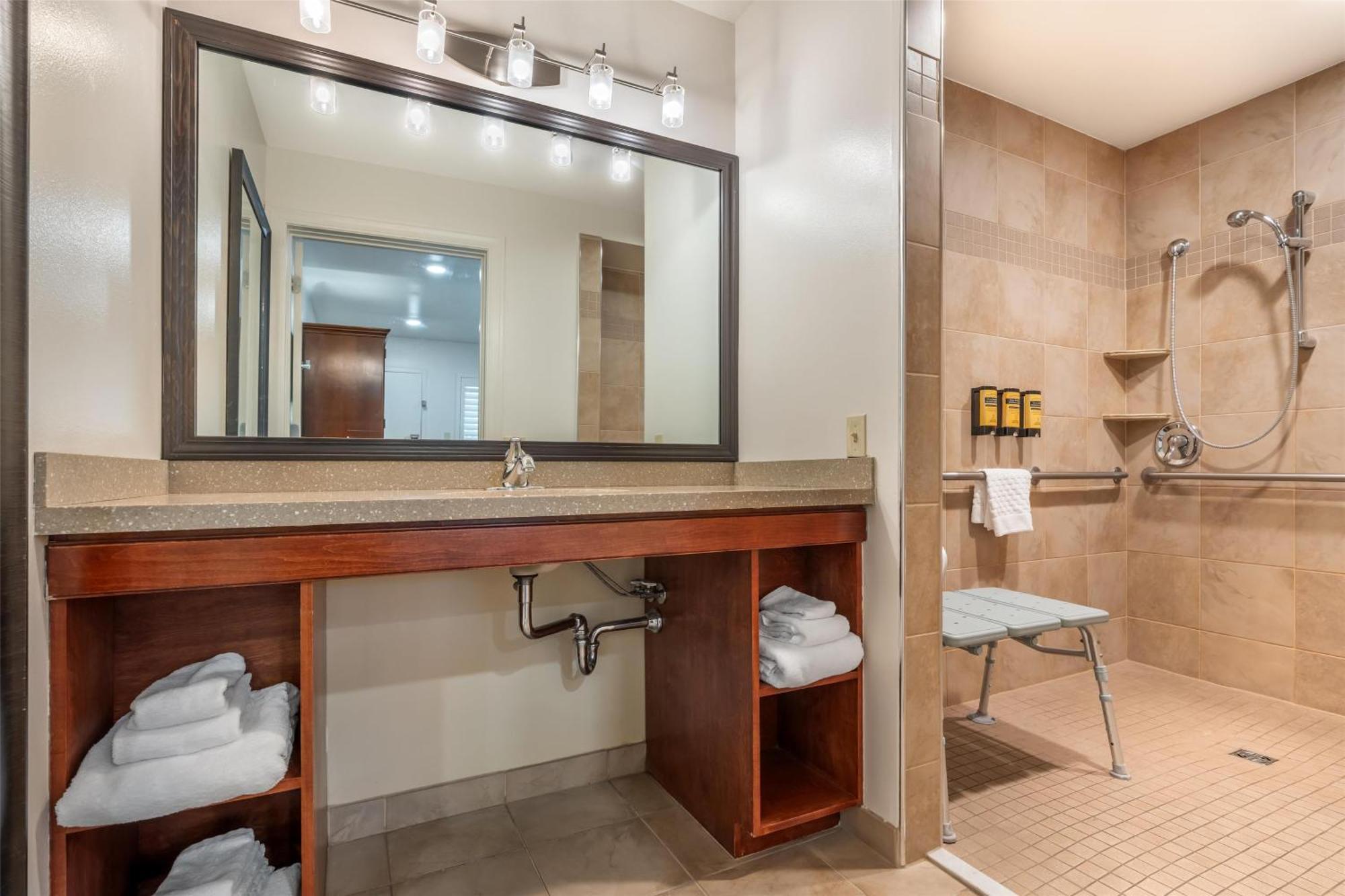 Queen Room with Roll-In Shower - Mobility Access,1742622383:JPEG