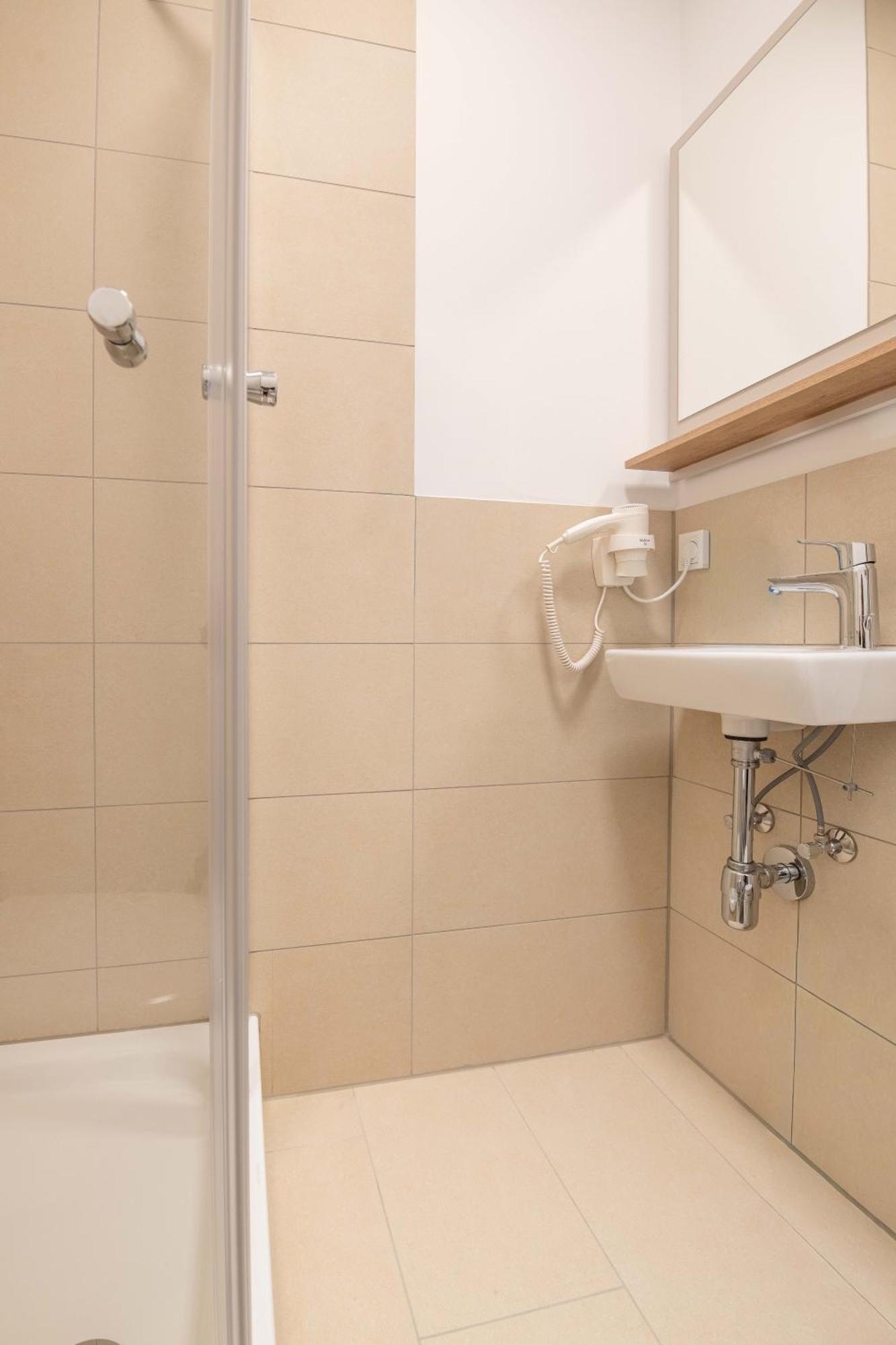 Single Room,1758517137:JPEG