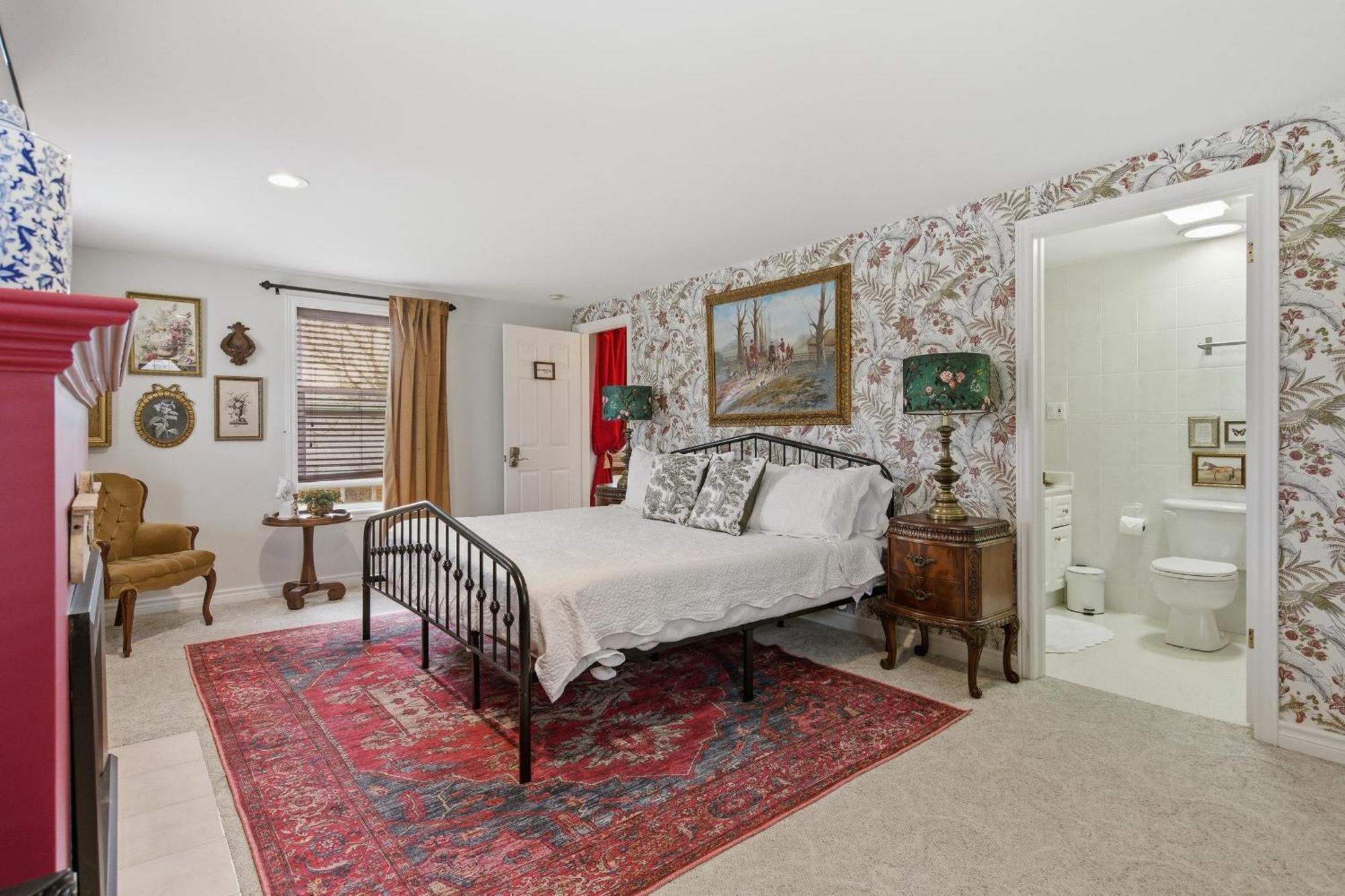 Queen Room with Fireplace,1765318778:JPEG