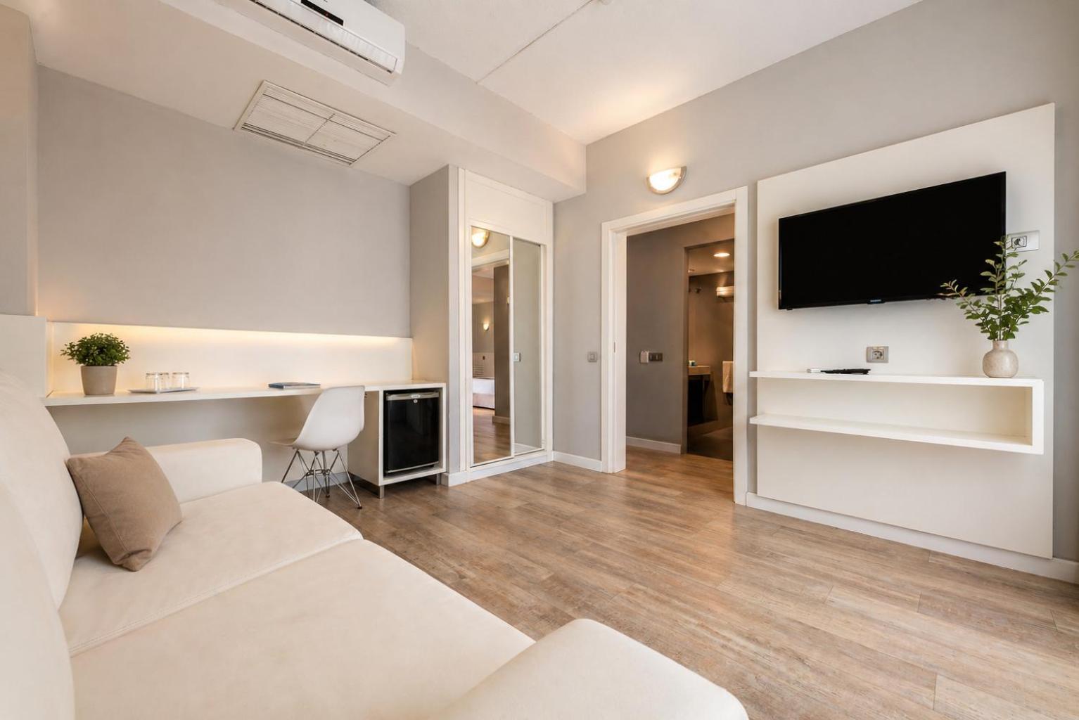 Deluxe Family Room,1765805191:JPEG