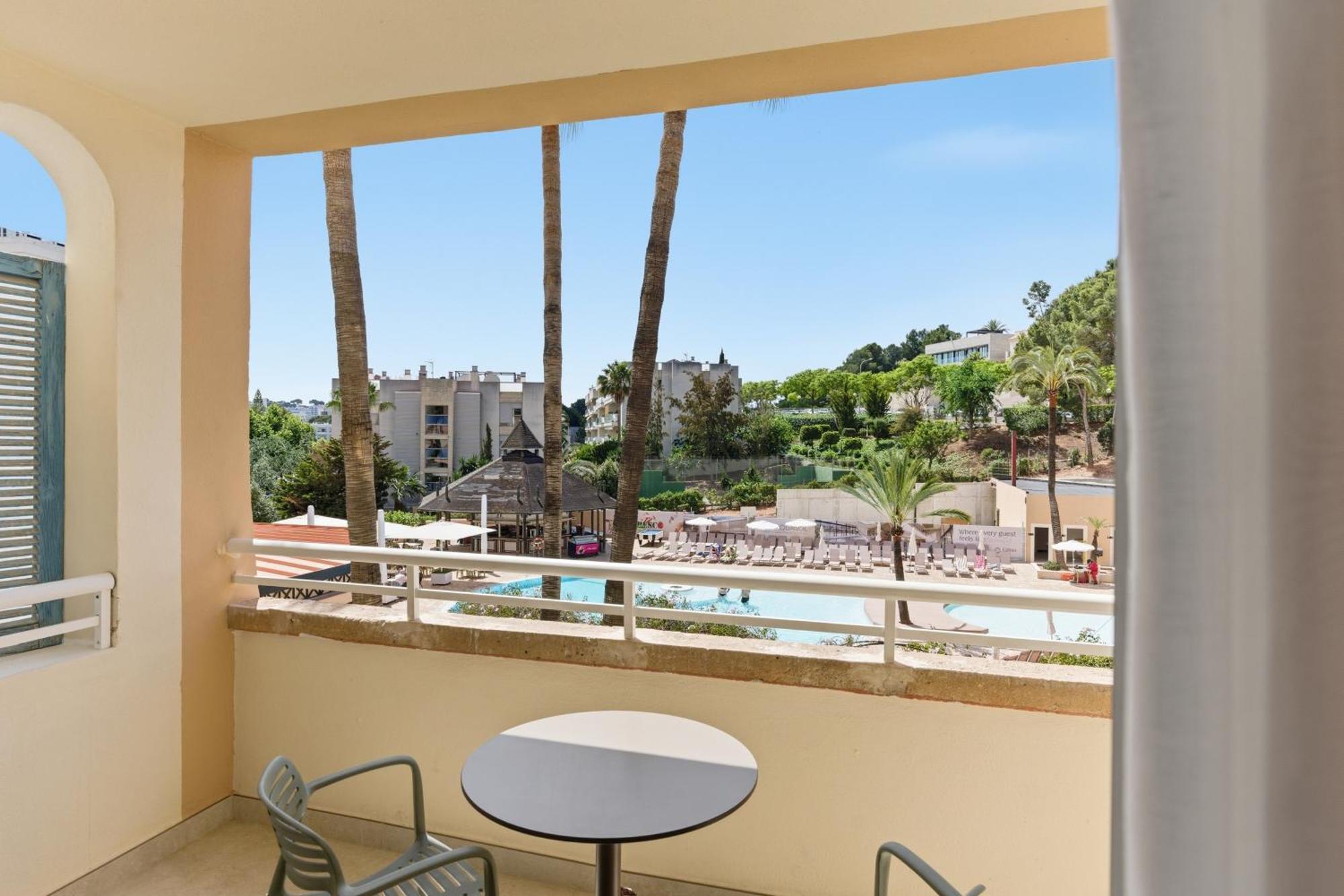 One-Bedroom Apartment Pool View