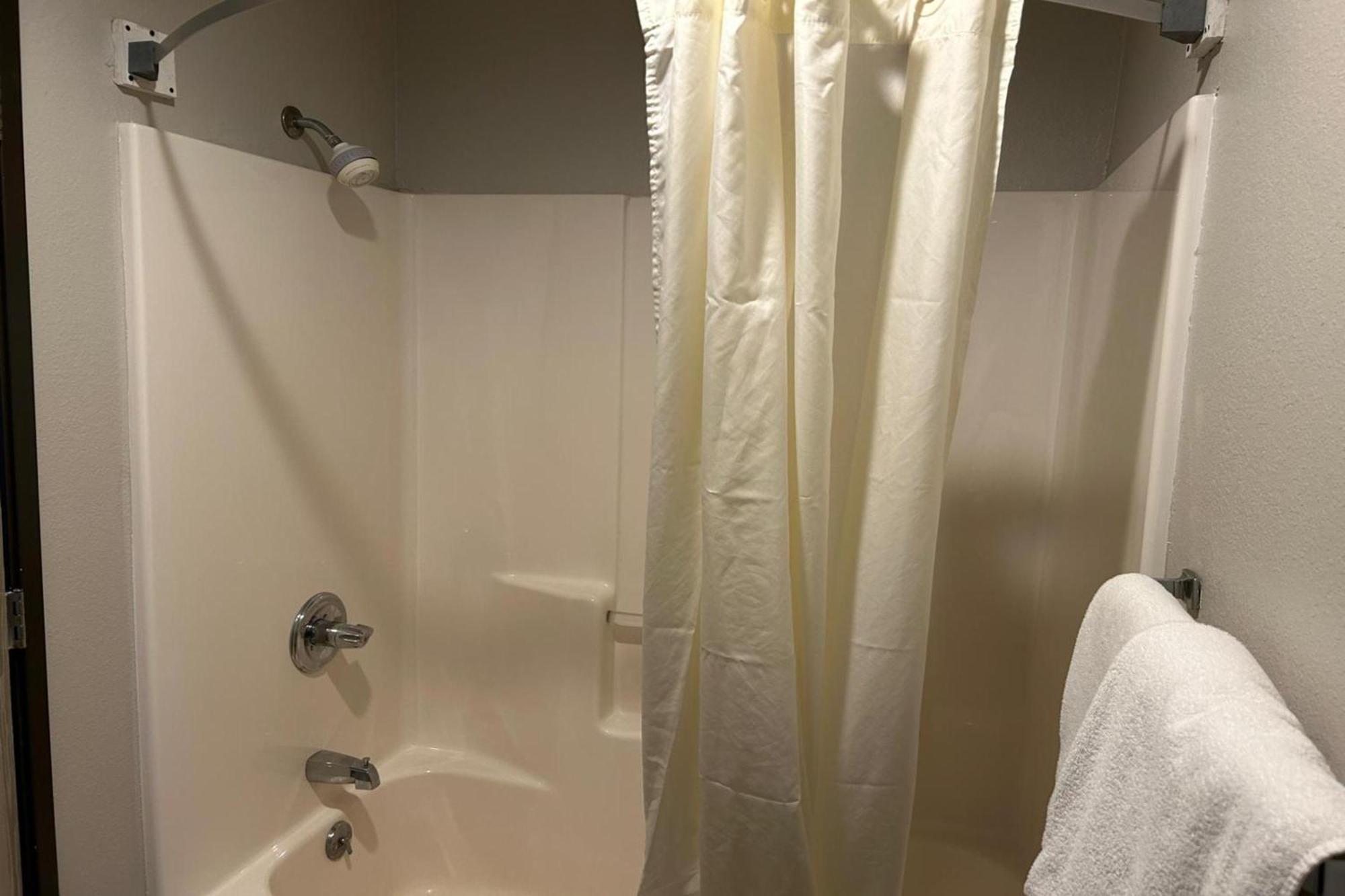 Two-Bedroom Suite One King Bed Two Queen Beds Lake View Non-Smoking,1770905002:JPEG