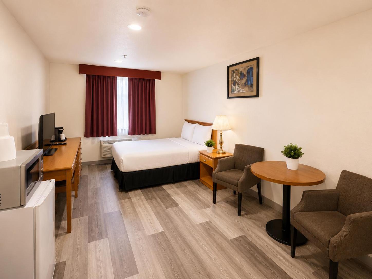 Deluxe Queen Suite