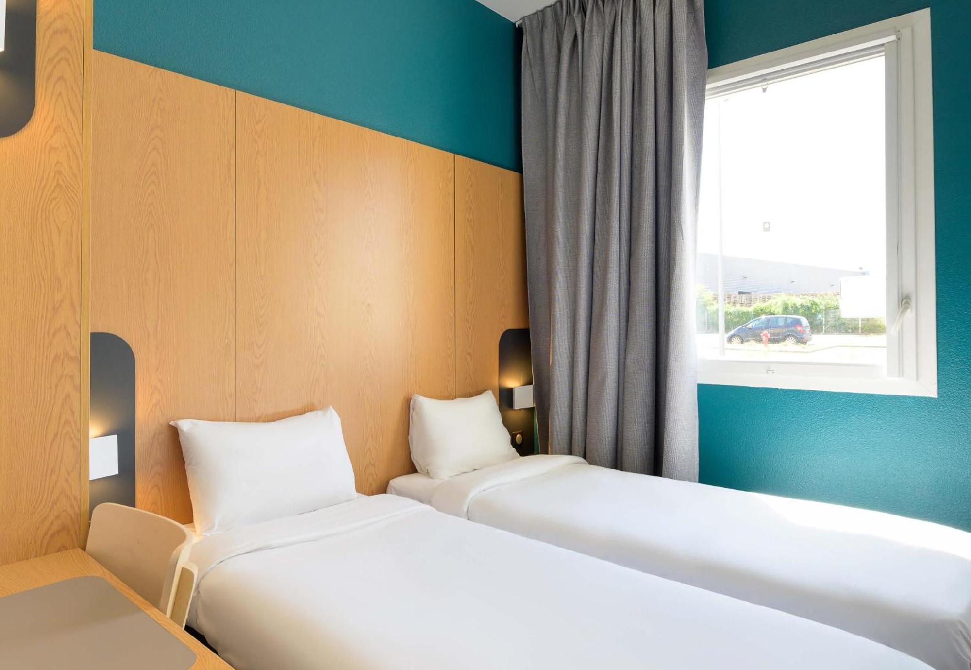 Twin Room,1771630556:JPEG