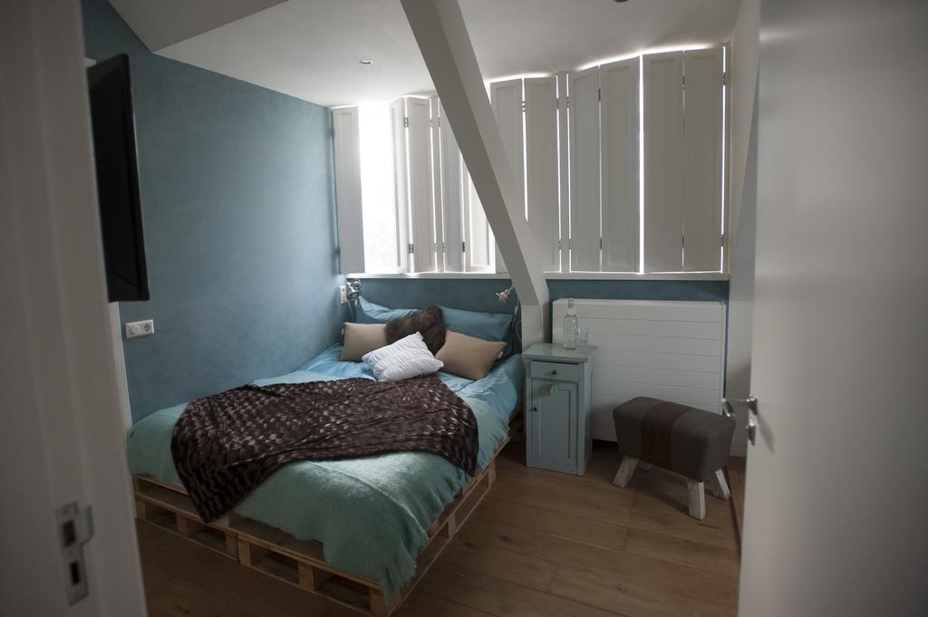 Small Double Room,213670991:JPEG