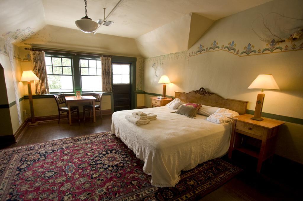 King Room with Shared Bathroom - No Pets,226066124:JPEG