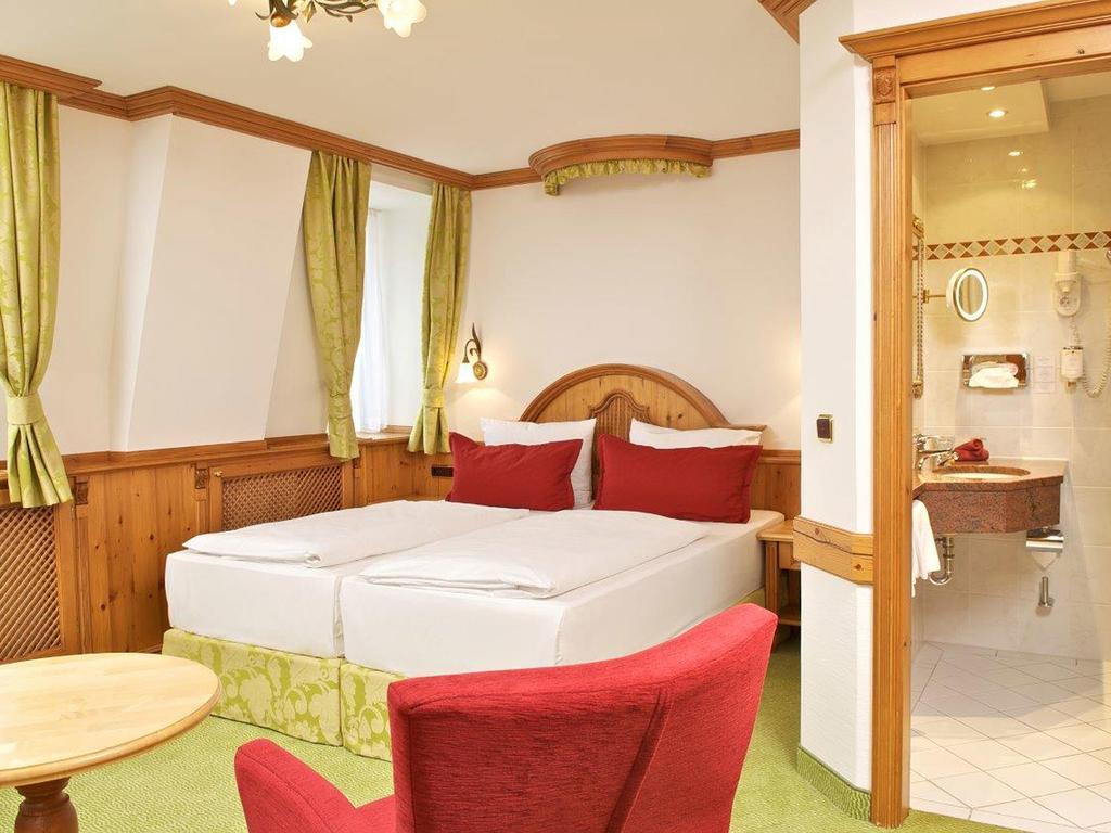 Junior Suite with Street View,687734832:JPEG