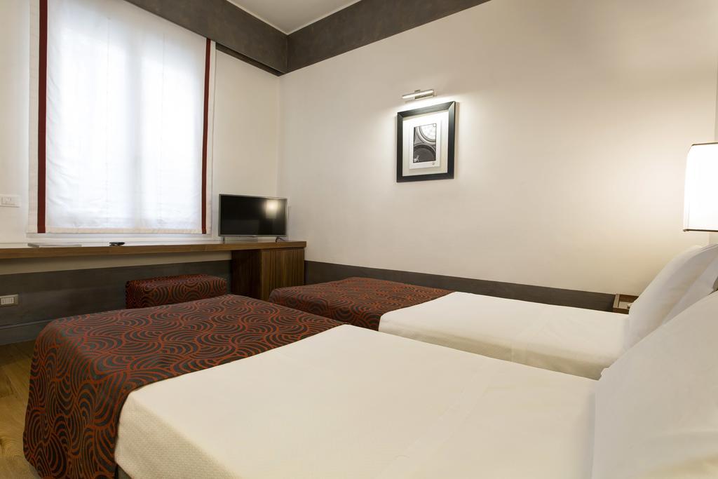 Small Double or Twin Room,682204371:JPEG