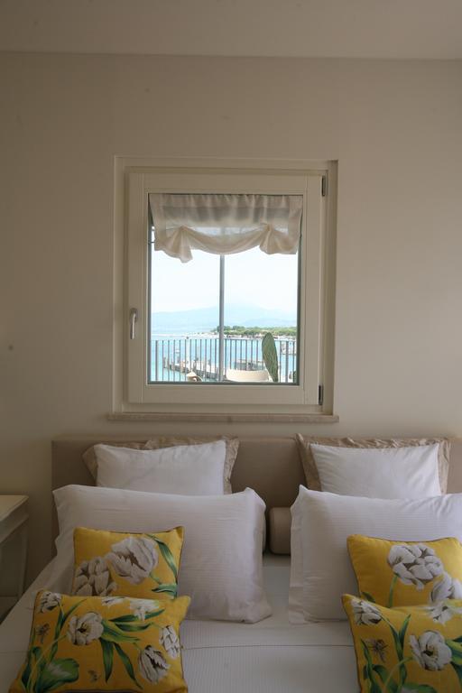 Deluxe Double Room with Terrace and Lake View,394667667:JPEG