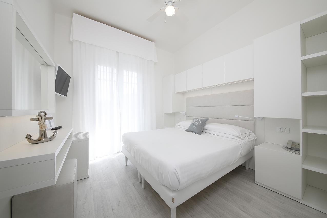 Doppel-/Zweibettzimmer mit Balkon