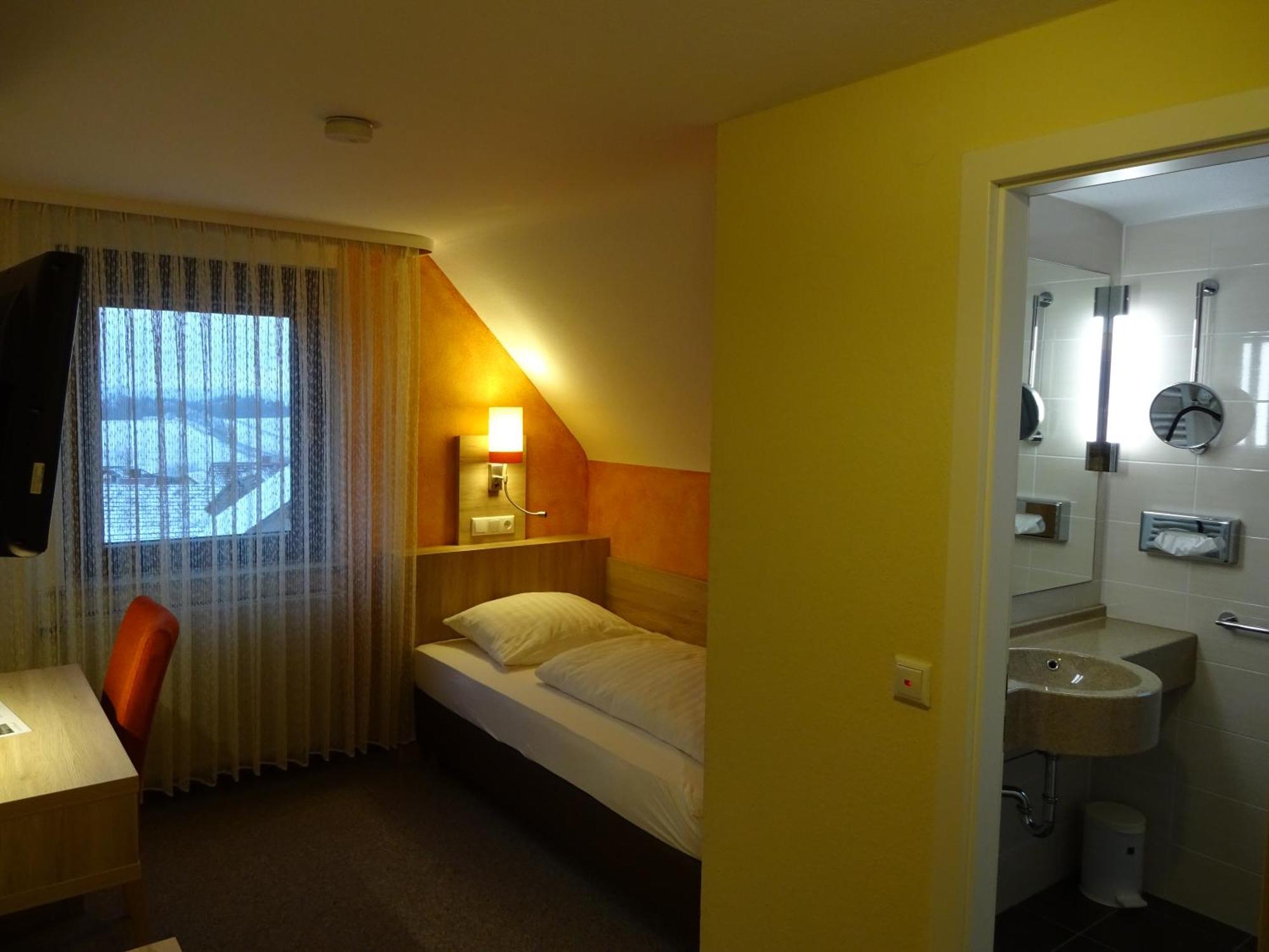 Single Room,683809737:JPEG