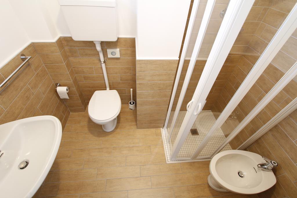 Single Room Private External Bathroom,124416138:JPEG