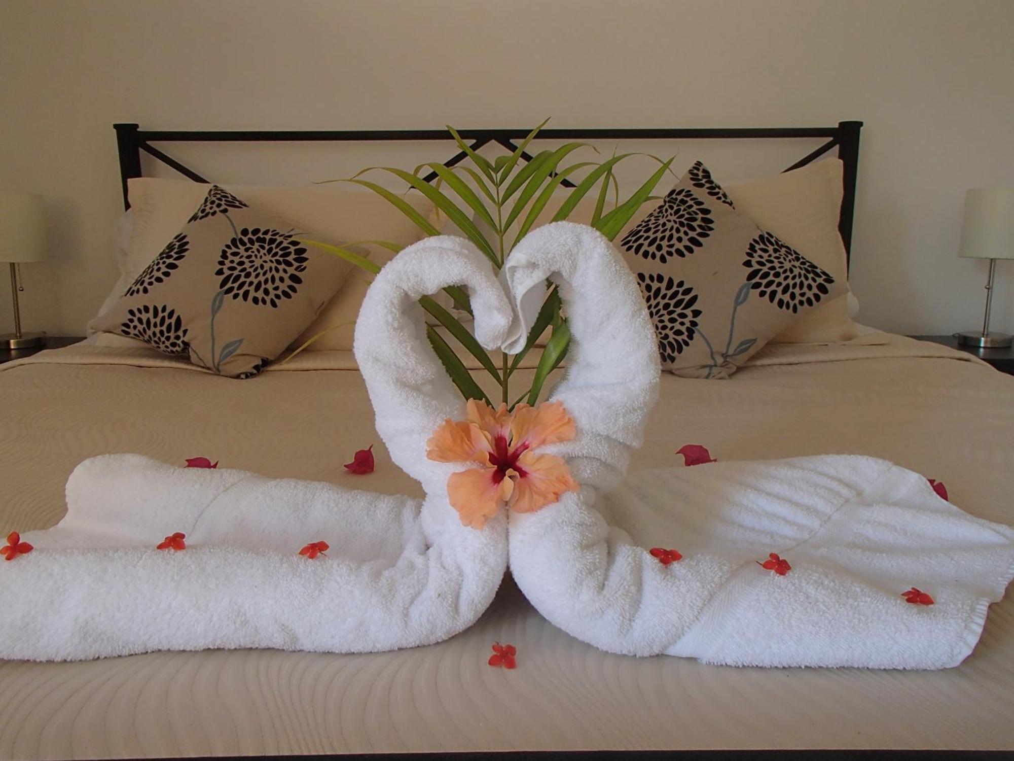 Honeymoon Suite,693463749:JPEG