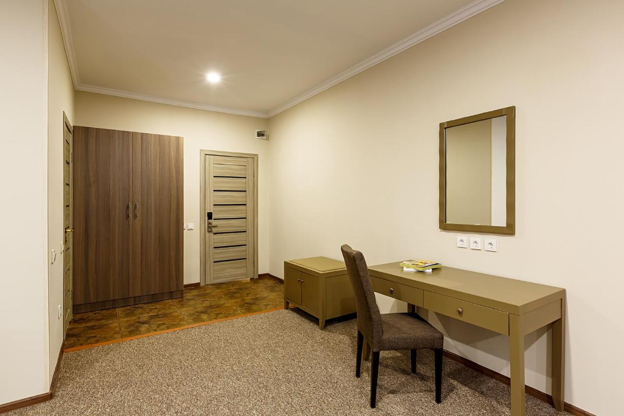 Standard Suite,727738312:JPEG
