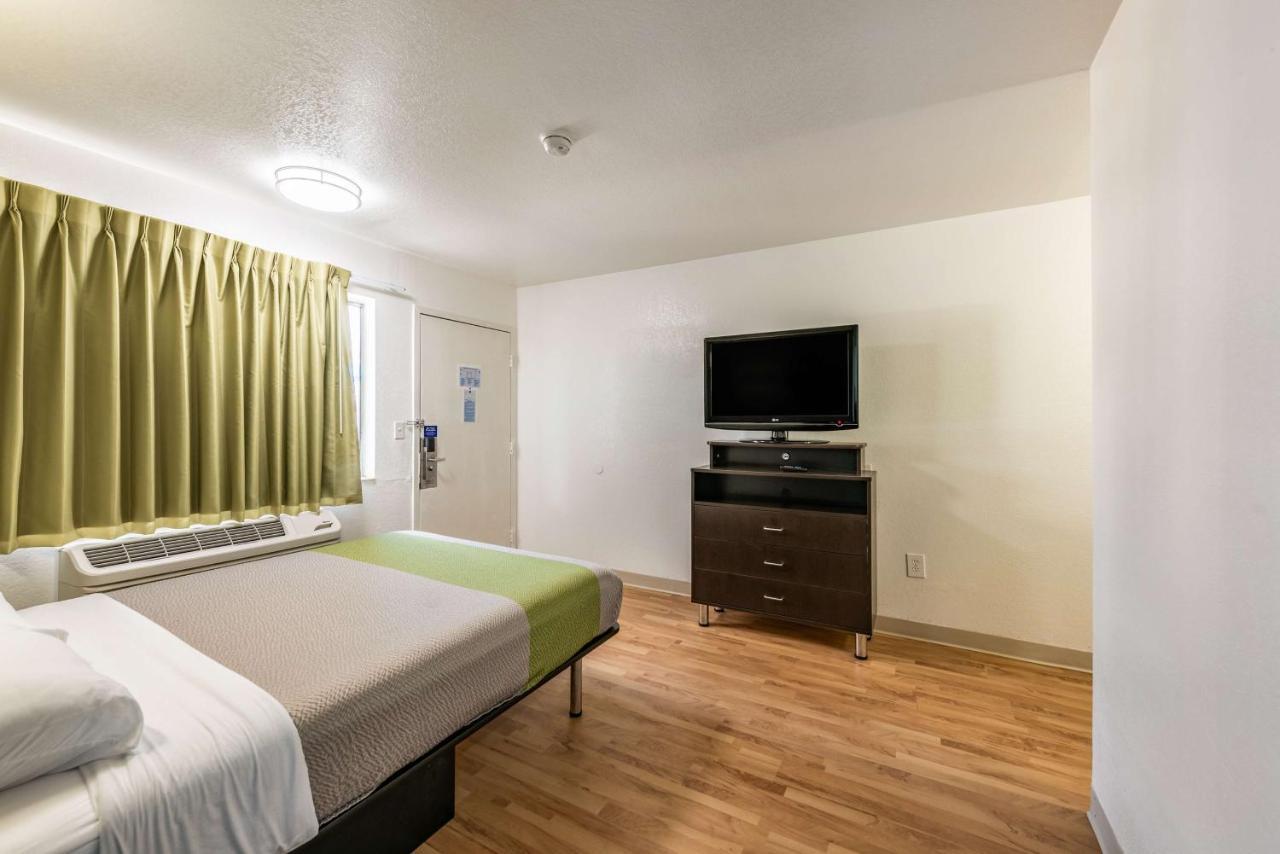 Deluxe Queen Room - Non-Smoking,744374749:JPEG