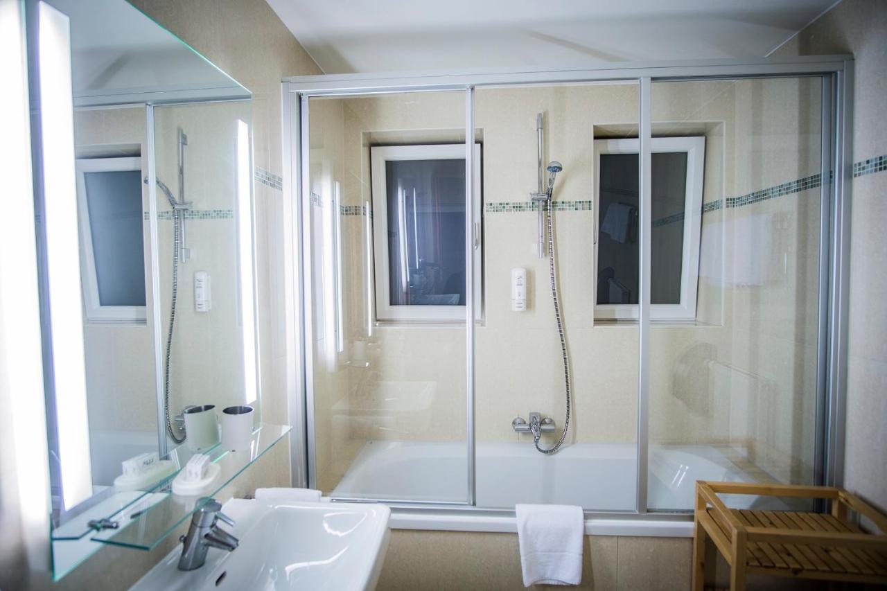 Superior Double Room Bathtub,746907647:JPEG