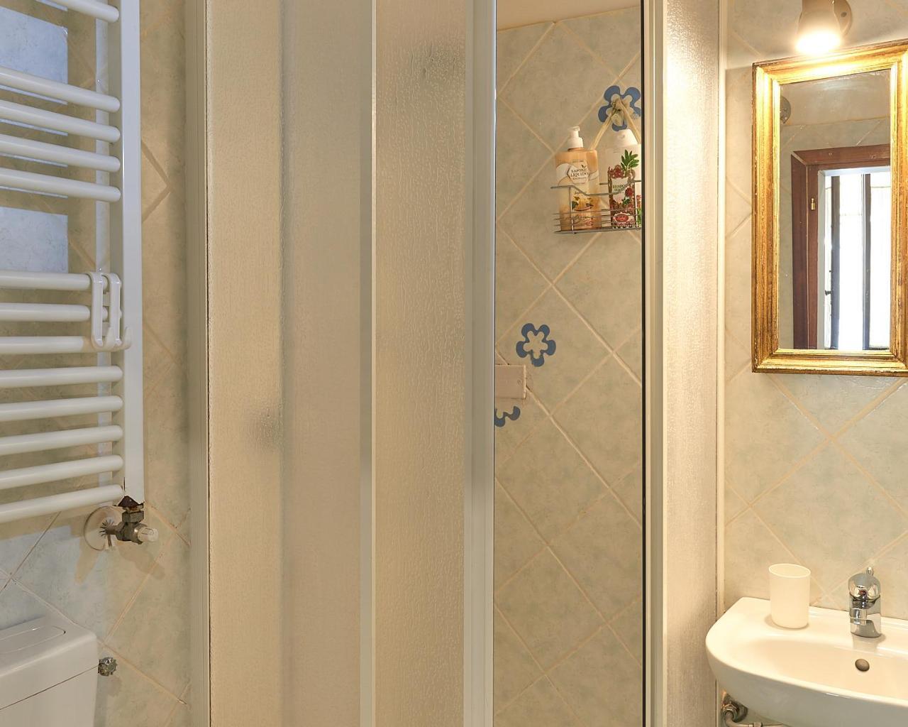 Single Room Private External Bathroom,776104321:JPEG