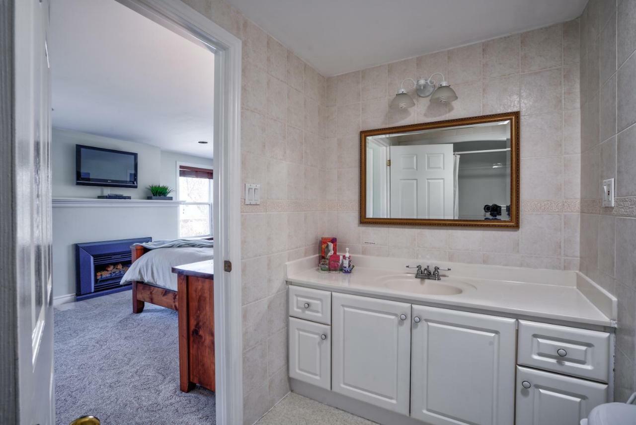 Queen Room with Fireplace,798998730:JPEG