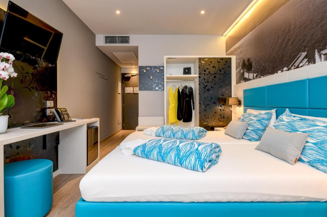 Standaard Tweepersoonskamer met 2 Bedden en Uitzicht op Meer