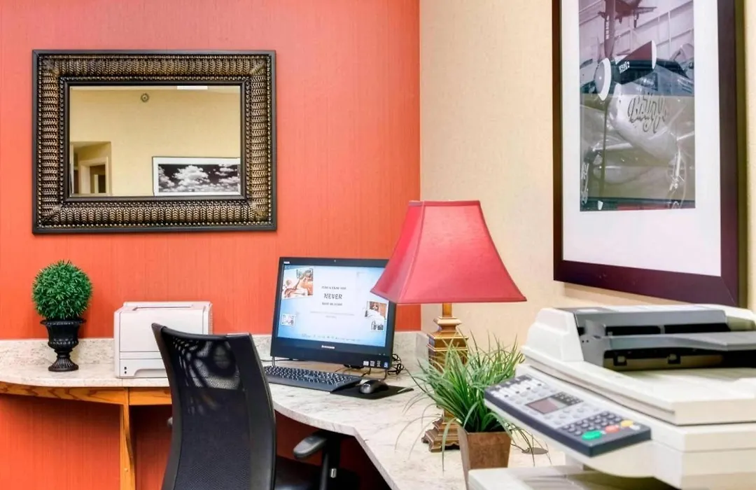 Pittsburgh Airport Inn And Suites-1