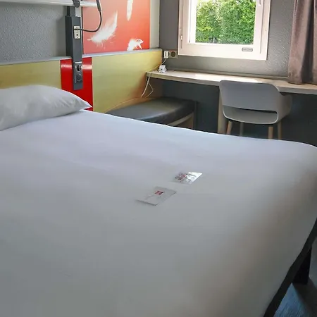Ibis Saintes-2