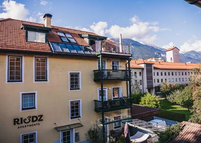 Riedz Apartments Innsbruck- Zentrales Apartmenthaus mit grüner Oase
