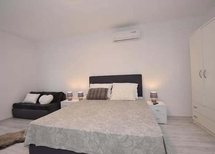 Apartments Noa Nin Zdrijac