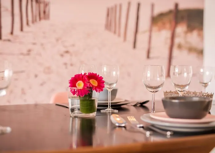 Beachhouse Anna, 1 Minute Walk To The Beach And Centre Of Katwijk, Free Private Parking Next To The House !
