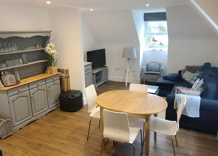 2 Bed, 2 Bath Close To Beach & Free Parking