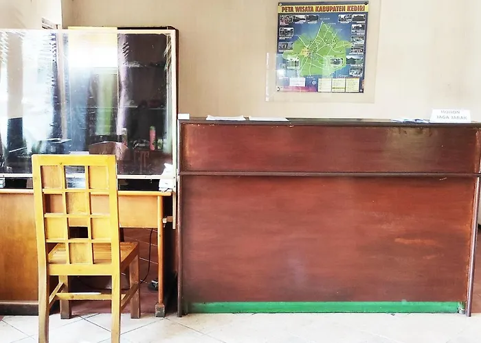 Hotel Salma Syariah Mitra Reddoorz Near Terminal Baru Kediri