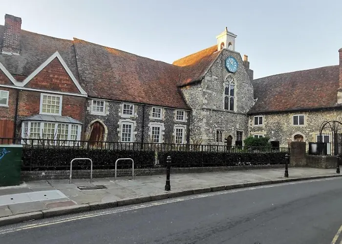 Modern City Centre House With Free Parking