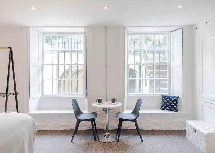 4 Berkeley Square I Boutique Apartments