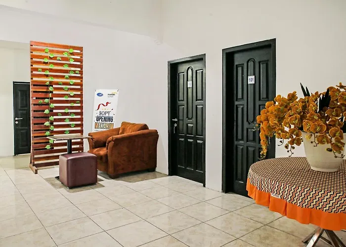 Oyo 90221 Makarim Guest House Syariah