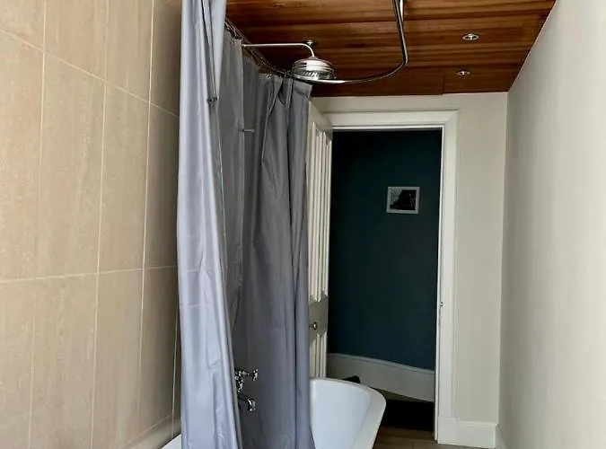 Beautiful Double Room In Idyllic West End Townhouse