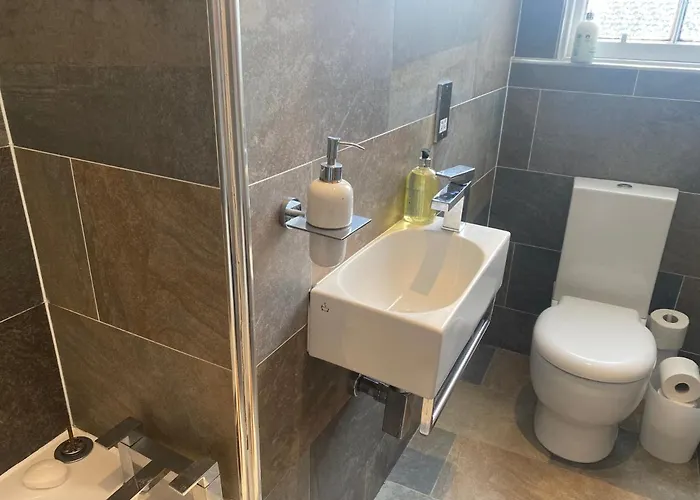 Lovely Main Door 2 Bed Apartment