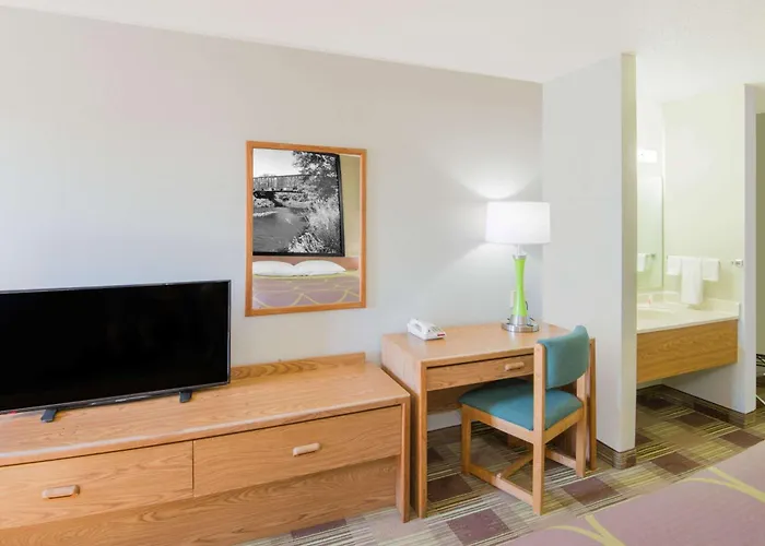 Super 8 By Wyndham Toledo