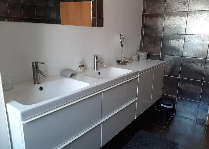Chambre double dans maison chaleureuse et familiale