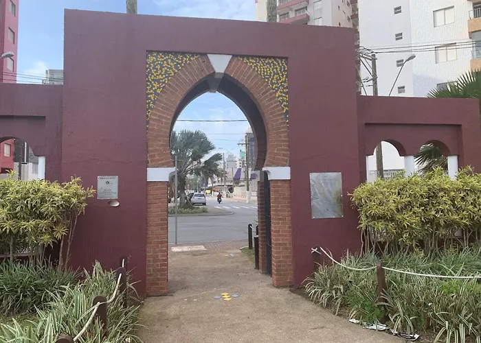 APARTAMENTO NA PRAIA GRANDE A 200 MÉTROS DA PRAIA, CONFORTÁVEL ESPAÇOSO WIFI 350 Mega TV Claro, ÓTIMA LOCALIZAÇÃO