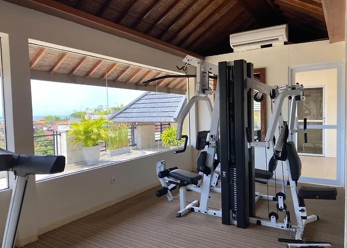 Stylish 2 Bedroom Penthouse Apt, Newly Refreshed, 50 Mbps, Pool, Gym, Resto