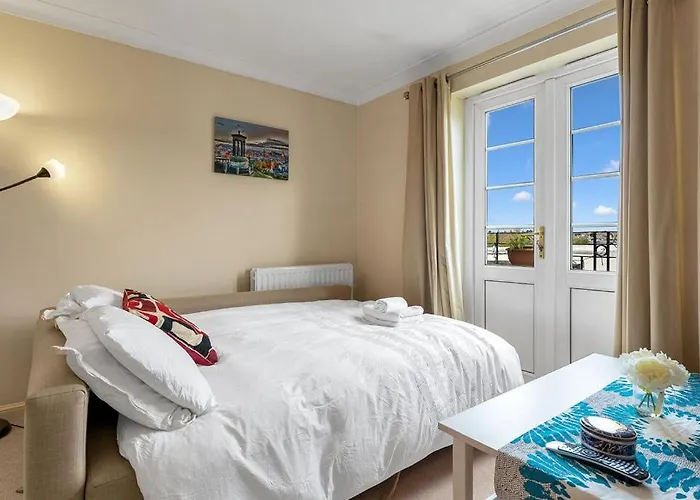 Modern 1Br Flat - Free Parking + Lift