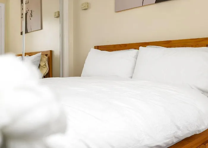 Modern 1Br Flat - Free Parking + Lift