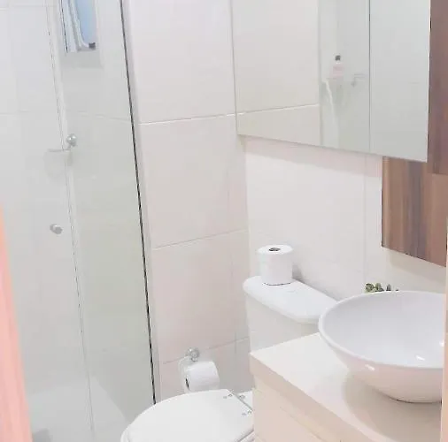Quarto HOME em CRICIUMA com Cama Box de solteiro - WIFI - TV - banheiro - Sala de Estar e cozinha - Apto compartilhado com Anfitriões experientes em hospedar - Superhost no BnB 5 estrelas - ALUGO para CONFERENCIA DAS MULHERS da ABBA